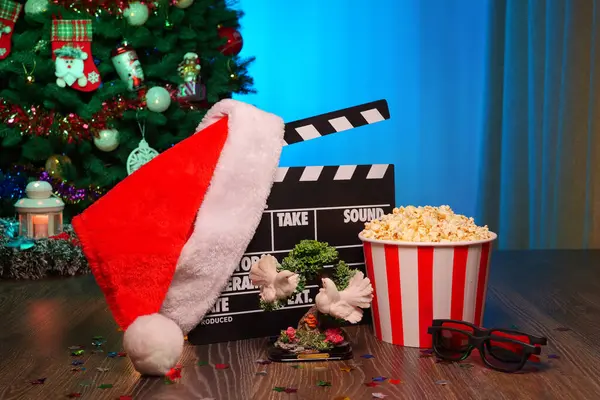 Mutlu Noeller ve yeni yıl tatilleri sahneleri. Noel Baba Şapkası, Film Kutusu, Noel Ağacı, Garland, Neon Işıkları, Sinema Patlamış Mısırı ve 3 boyutlu Gözlükler. Evde Tatil Geceleri için Mükemmel Ayarlama