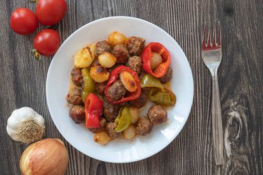 Gaziantep şehrinin iyi yemekleri soğanlı tepsi kebabı