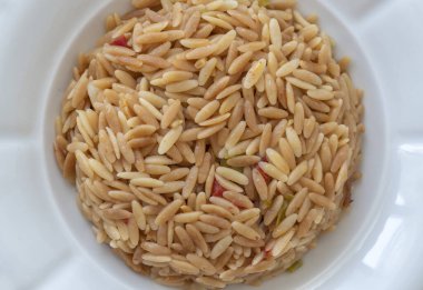 Geleneksel lezzetli Türk yemeği, arpa erişte pilavı (Türkçe adı; Arpa sehriye pilavi)