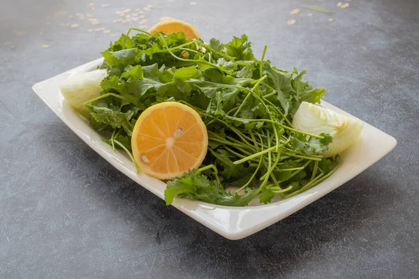 Salade Cresson Frais Dans Une Assiette Blanche Sur Fond Pierre — Photo