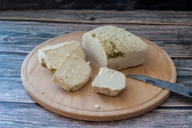 Ahşap masa arkasında Halva ayçekirdeği parçaları, yakın görüş. Vanilya halvası ya da halwa, geleneksel tatlı şekerlemesi de susamlı tahiniyle yapılır.