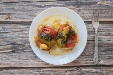 Lezzetli geleneksel Türk balığı yemeği, Palamut Pilaki. Beyaz tabakta büyük bir balık tabağının sunumu. Üst çekim.