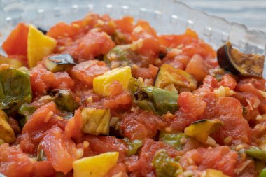 Geleneksel Türk yemekleri; patlıcan mezesi (Türkçe adı: saksuka)