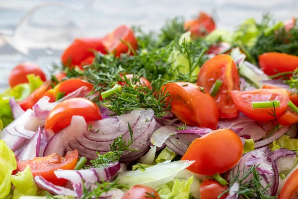 Зелений Овочевий Салат Ландшафтом Томатами Цибулею Концепція Здорової Їжі — стокове фото