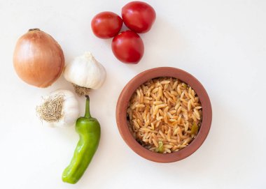 Geleneksel lezzetli Türk yemeği, arpa erişte pilavı (Türkçe adı; Arpa sehriye pilavi)