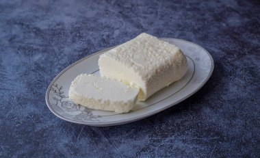 Kahvaltı için krema (tereyağı kreması) ve çam balı