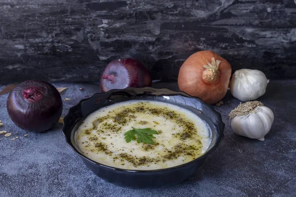 Geleneksel lezzetli Türk yemekleri; Yoğurt çorbası (Türkçe adı; yayla corba)