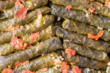 Lezzetli dolma (sarma) doldurulmuş üzüm yaprağı pilav, beyaz yoğurt sosu. Lübnan Dolma Sarması tabakta. Lübnan Türk mutfağı, Yunan ortadoğu mutfağı. (Türkçe adı: Yaprak sarma)