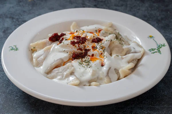 Turkse Traditionele Voedsel Ravioli Met Yoghurt Tomatensaus Bord Manti — Stockfoto