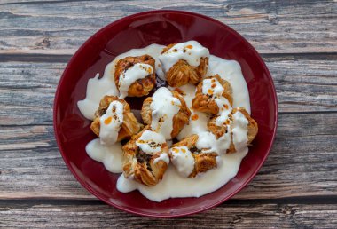 Ravioli yoğurt ve domates soslu poğaça ile yapılır; Türk adı (Sosyete ravioli))