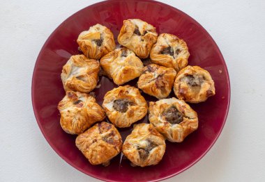 Ravioli yoğurt ve domates soslu poğaça ile yapılır; Türk adı (Sosyete ravioli))