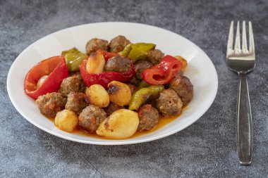 Gaziantep şehrinin iyi yemekleri soğanlı tepsi kebabı