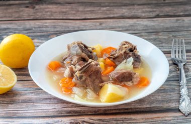 Patatesli haşlanmış kuzu eti, havuç, soğan, üst manzara, kopyalama alanı. Ev yapımı, konforlu kış yemekleri.