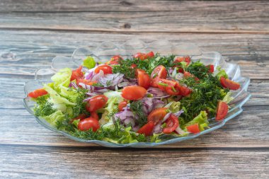 Marul, domates ve soğanlı yeşil sebze salatası. Sağlıklı gıda konsepti