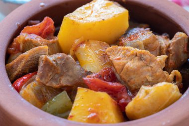 Türk yemeğinin en üst görüntüsü Guvec - fırında sebzeli et ve geleneksel olarak bir tencerede servis edilir (Türk adı; et ve sebzeli guvec))