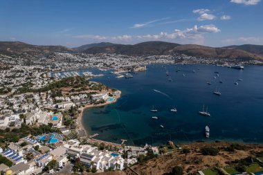 Türkiye 'nin Mula ilçesinde Bodrum limanı ve antik kaleyle dolu güzel yatların insansız hava aracı manzarası