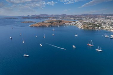 Türkiye 'nin Mula ilçesinde Bodrum limanı ve antik kaleyle dolu güzel yatların insansız hava aracı manzarası