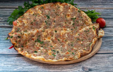 Türk yemekleri; Türk pizzası - Lahmacun