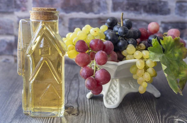 酒瓶中的葡萄醋 深色木制背景 有选择的焦点 — 图库照片