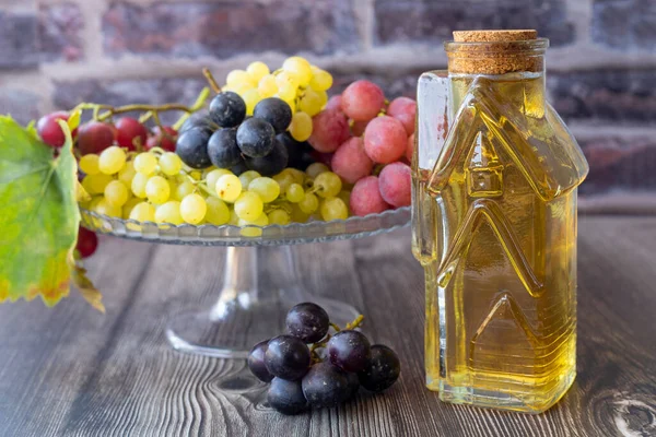 酒瓶中的葡萄醋 深色木制背景 有选择的焦点 — 图库照片
