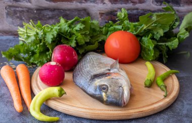 Taze çipura, tezgahta pişmeye hazır.