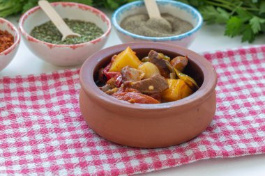 Güveçte domates soslu et güveci. Kopyalama alanı olan üst görünüm.