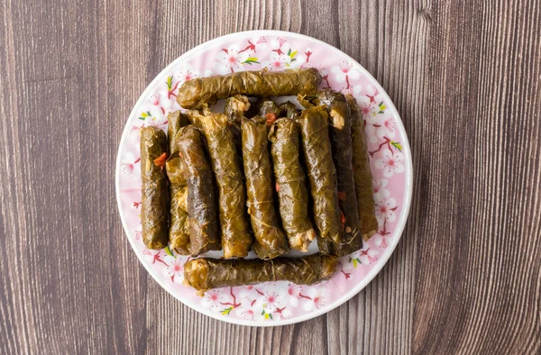 美味的豆蔻 塞满了葡萄叶米 白酸奶酱汁 盘子里的黎巴嫩肉豆蔻 黎巴嫩土耳其式的希腊中东菜 土耳其名字 Yaprak Sarma — 图库照片