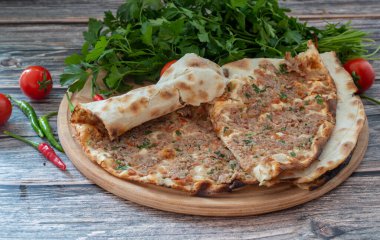 Türk yemekleri; Türk pizzası - Lahmacun