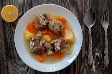 Patatesli haşlanmış kuzu eti, havuç, soğan, üst manzara, kopyalama alanı. Ev yapımı, konforlu kış yemekleri.