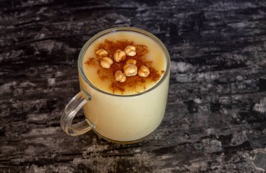 Boza veya Bosa, geleneksel Türk içkisi ve kızarmış nohut.