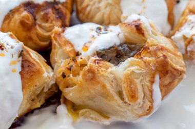 Ravioli yoğurt ve domates soslu poğaça ile yapılır; Türk adı (Sosyete ravioli))