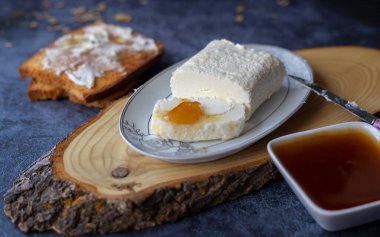 Türk kahvaltısı için pıhtılaşmış krema (tereyağı kreması) - Kaymak, bal ve bir bardak süt