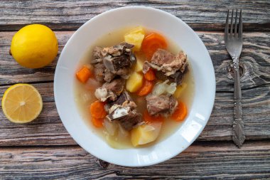 Patatesli haşlanmış kuzu eti, havuç, soğan, üst manzara, kopyalama alanı. Ev yapımı, konforlu kış yemekleri.