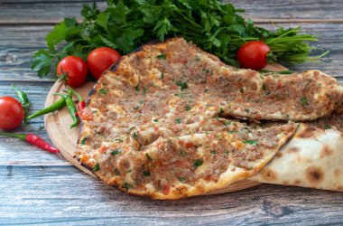 Türk yemekleri; Türk pizzası - Lahmacun