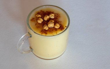 Boza veya Bosa, geleneksel Türk içkisi ve kızarmış nohut.