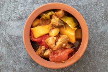 Türk yemeği Guvech 'in en üst görüntüsü - patlıcanlı fırında et ve geleneksel olarak toprak tencerede servis edilir (Türk adı etli patlican guvec)