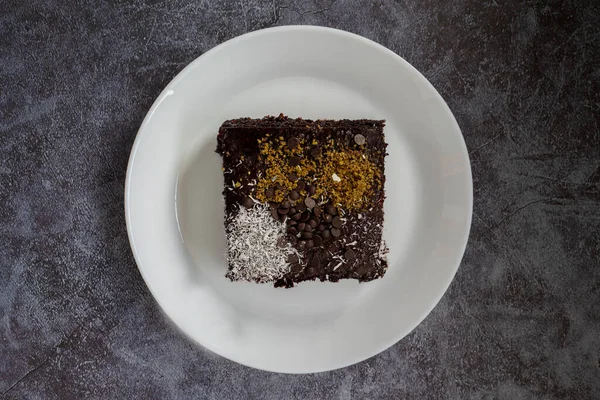 Schokolade Feuchten Kuchen Einem Weißen Teller Brownie — Stockfoto