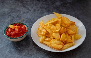 Kızarmış patates dilimleri. Fast food. Beyazda izole edilmiş