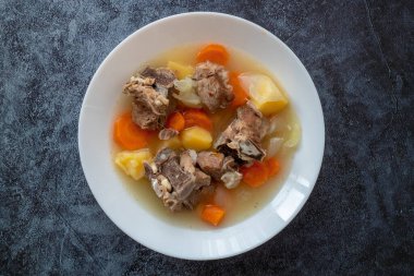 Patatesli haşlanmış kuzu eti, havuç, soğan, üst manzara, kopyalama alanı. Ev yapımı, konforlu kış yemekleri.