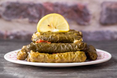 Lezzetli dolma (sarma) doldurulmuş üzüm yaprağı pilav, beyaz yoğurt sosu. Lübnan Dolma Sarması tabakta. Lübnan Türk mutfağı, Yunan ortadoğu mutfağı. (Türkçe adı: Yaprak sarma)