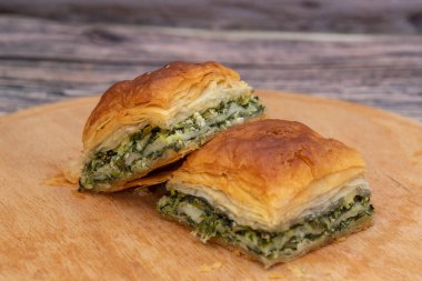 Türk tepsisi Brei, Mugla 'dan Herbed peynirli hamur işi - Milas bölgesi