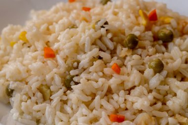 Lezzetli pirinç ve siyah arka planda sebzeli kase.