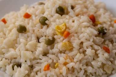 Sebzeli vejetaryen pilavı, siyah arka planda yukarıdan çekilmiş.