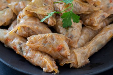 Lahana Sarma, Türk geleneksel yemeği, pirinç dolması ile sarılmış haşlanmış lahana yaprağı.