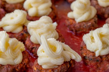 Türk Gıda Hasanpaşa Kofte - Püre ile Kofta - Bechamel Sosu ve Yeşil Bezelye ile Köfte. Geleneksel Yemek.