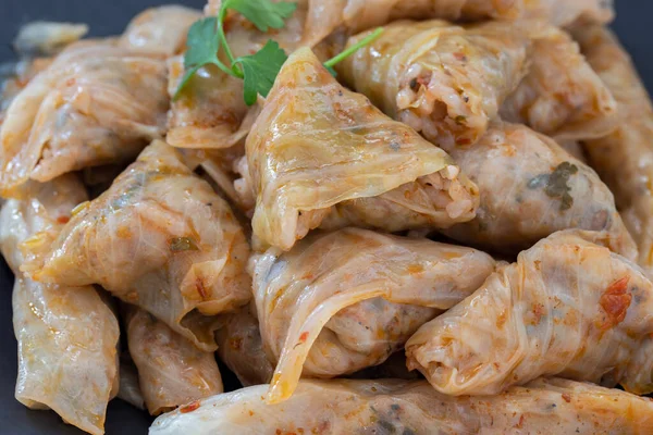 Lahana Sarma, Türk geleneksel yemeği, pirinç dolması ile sarılmış haşlanmış lahana yaprağı.