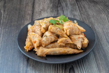 Lahana Sarma, Türk geleneksel yemeği, pirinç dolması ile sarılmış haşlanmış lahana yaprağı.