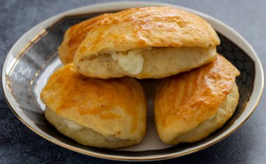 Ev yapımı peynirli taze hamur işleri.