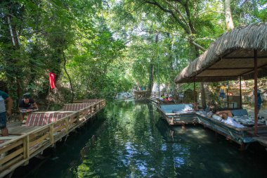 Türkiye - Mugla - Koycegiz 27 Ağustos 2022 İnsanların Yuvaray 'da dinlenme alanlarının olduğu güzel bir yer).