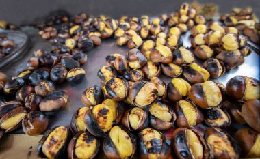 Eminonu Meydanı, İstanbul 'da yakın plan kestane. Kestane geleneksel bir Türk sokak yemeğidir..